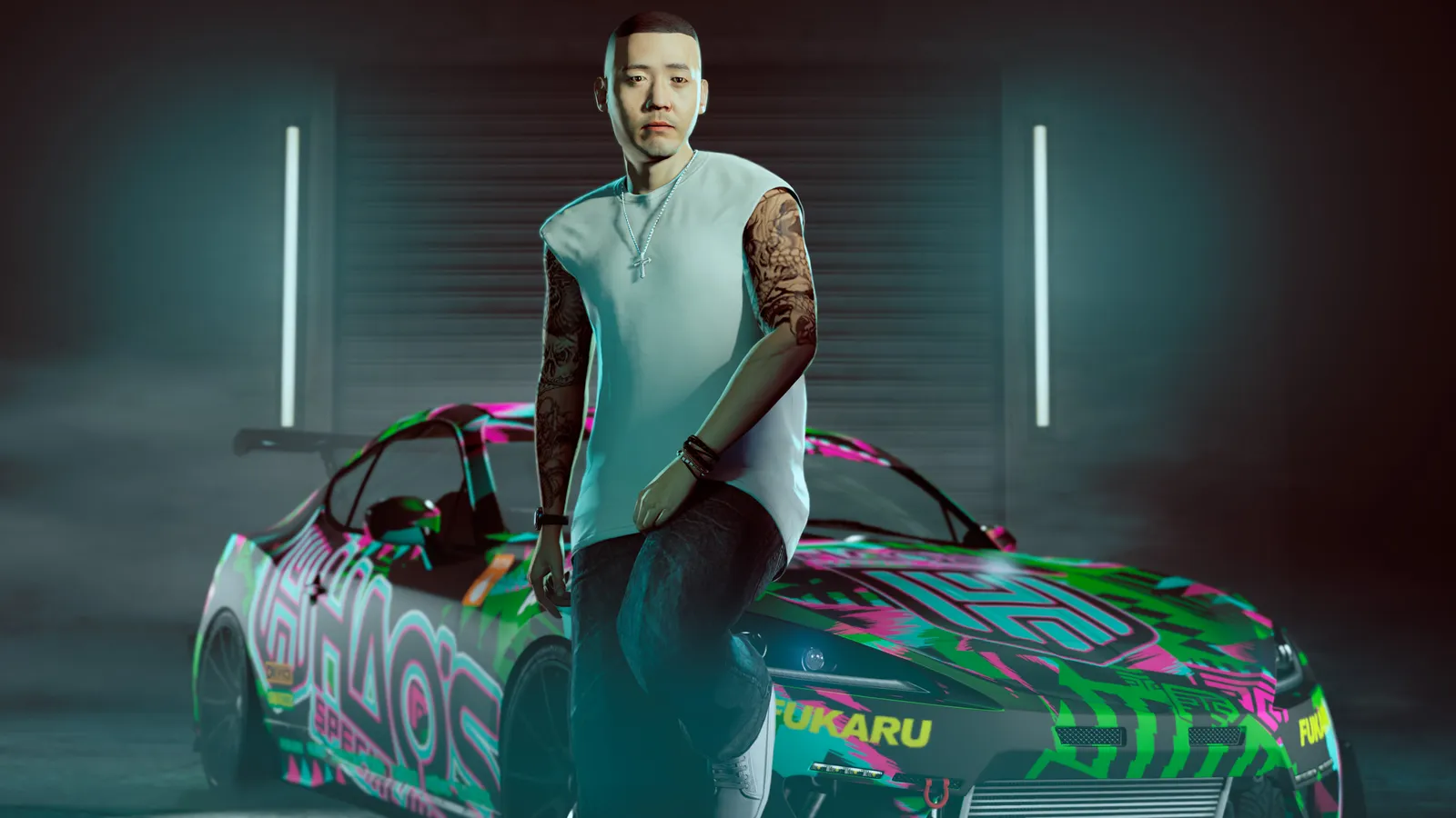 Jugador junto a su coche personalizado en GTA Online